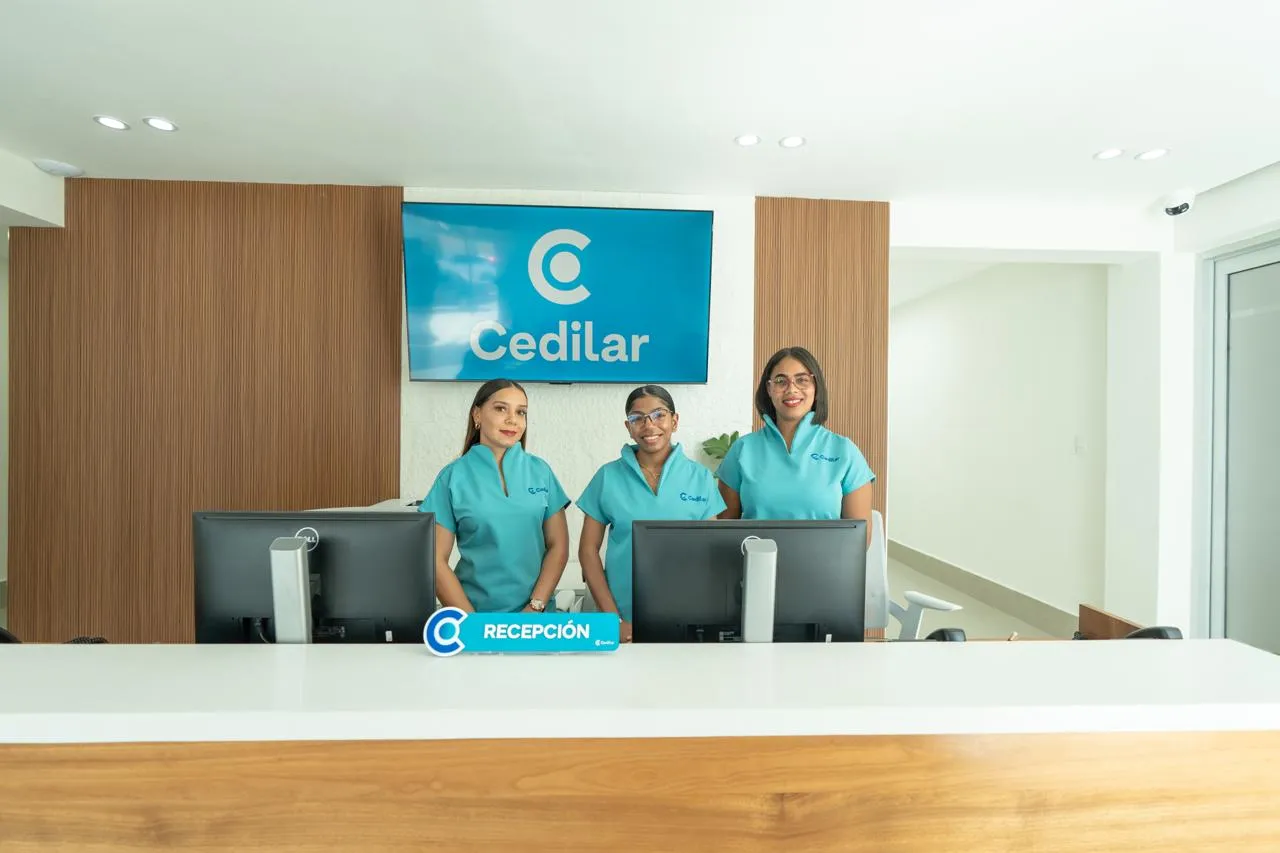 Equipo de recepción de CEDILAR en el área de atención al paciente.