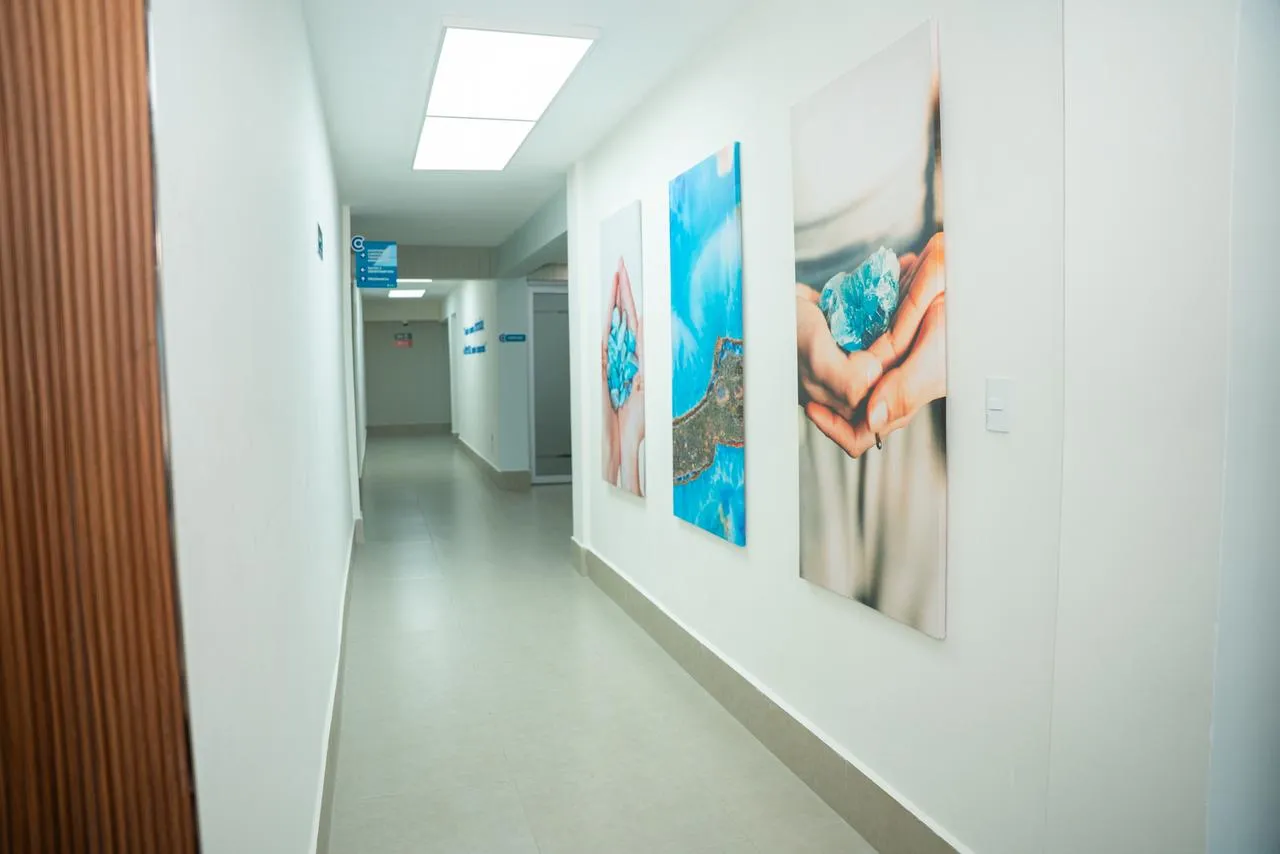 Pasillo de CEDILAR decorado con fotografías de larimar, la piedra de la región.