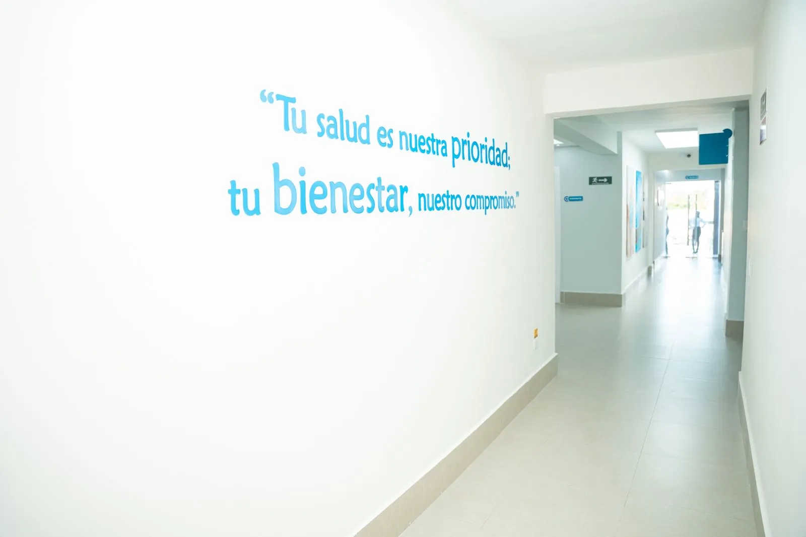 Pasillo principal de CEDILAR con el lema del centro rotulado en la pared.