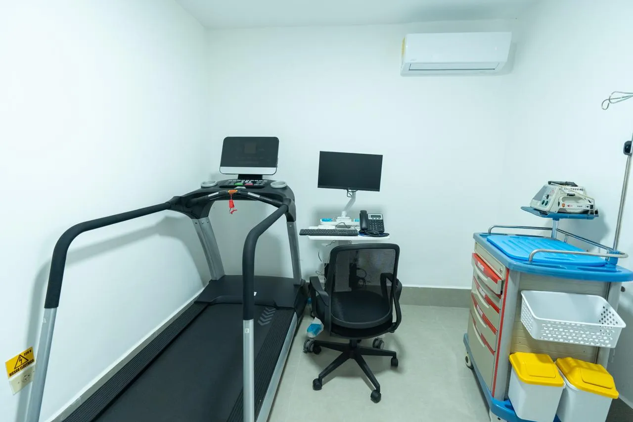 Sala de cardiología no invasiva de CEDILAR, equipada para prueba de esfuerzo.