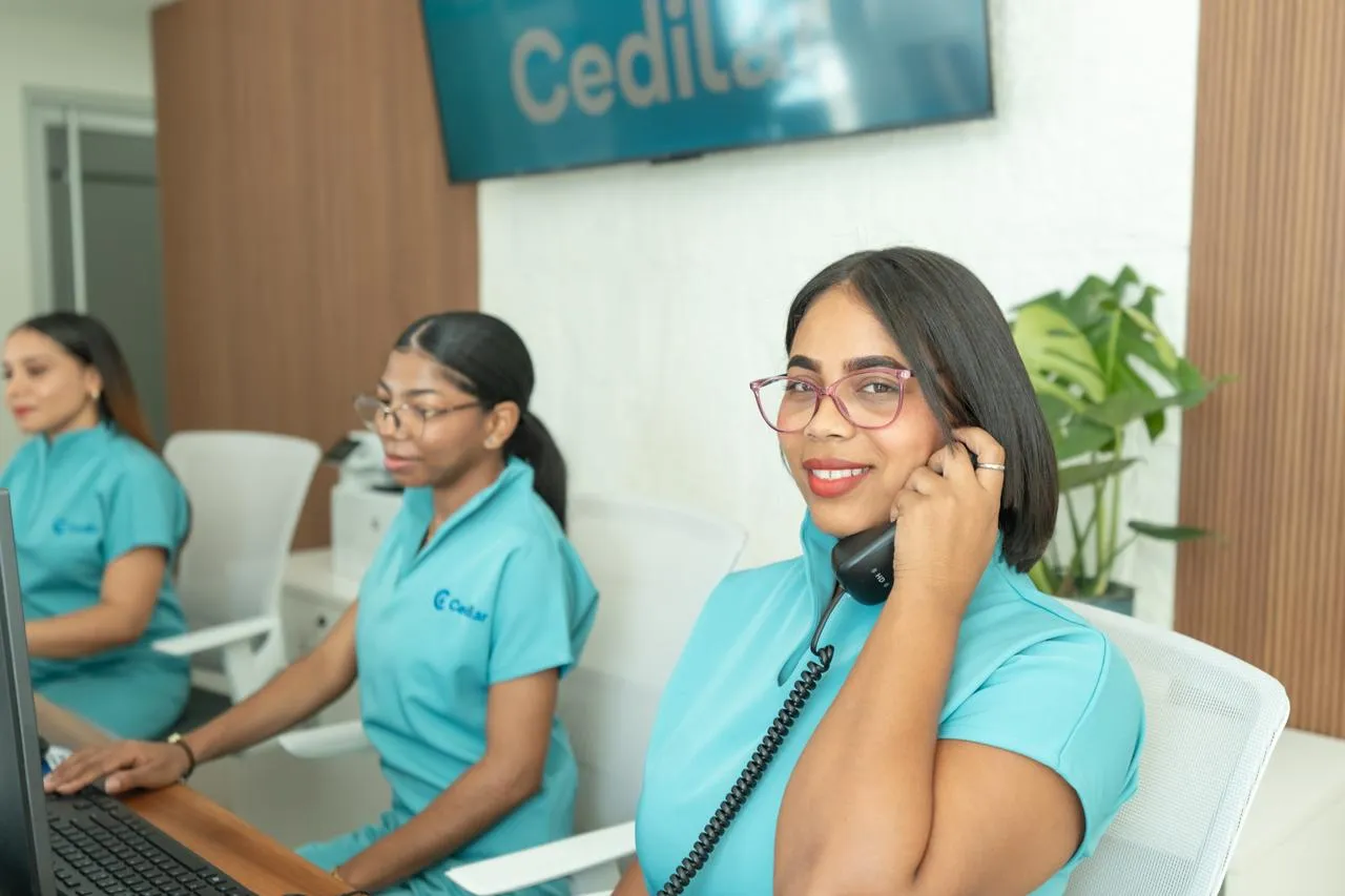 Colaboradora de CEDILAR atendiendo una llamada para agendar un estudio.