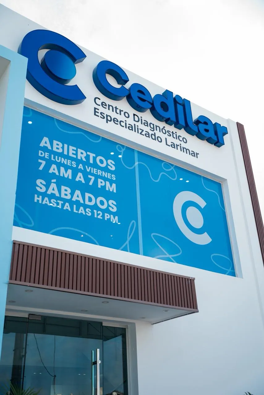 Rótulo exterior de CEDILAR con el horario de atención del centro.
