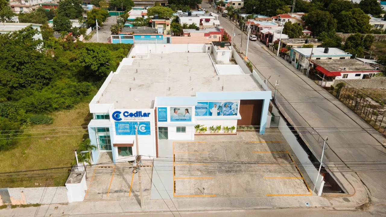 Vista aérea del edificio de CEDILAR y su área de parqueo en Barahona.